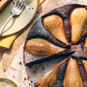 Šokoladinis pyragas su kriaušėmis: skanus desertas kiekvienai progai. Šaltinis: bbcgoodfood.com