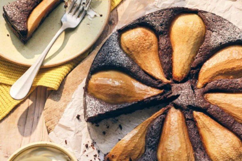 Šokoladinis pyragas su kriaušėmis: skanus desertas kiekvienai progai. Šaltinis: bbcgoodfood.com