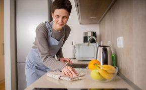 Stalviršių valymas: kaip tinkamai prižiūrėti skirtingas dangas