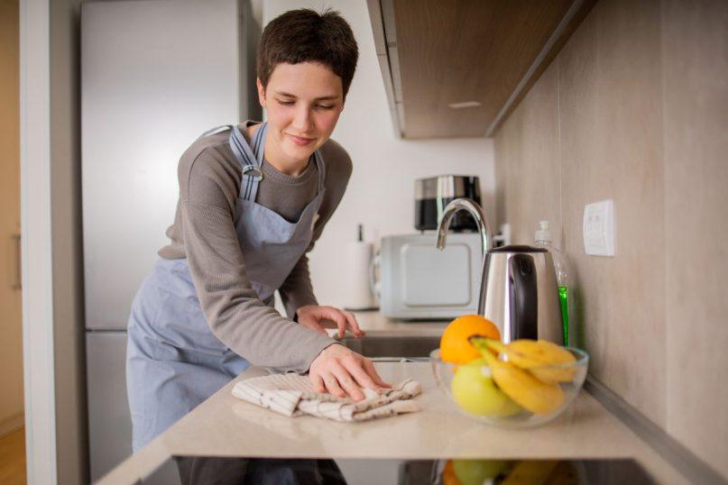 Stalviršių valymas: kaip tinkamai prižiūrėti skirtingas dangas