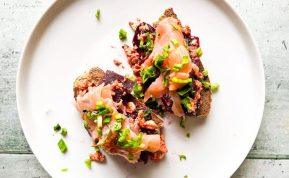 Pusryčių skrebučiai su burokėliais ir lašiša