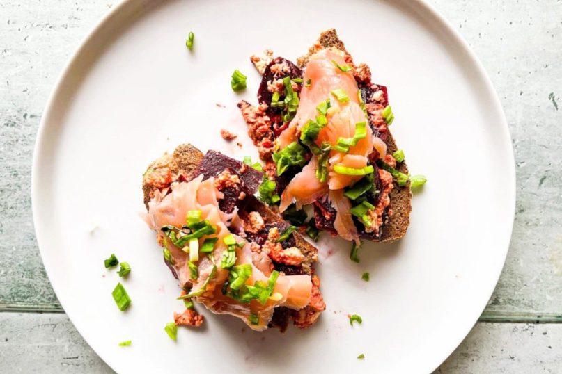 Pusryčių skrebučiai su burokėliais ir lašiša