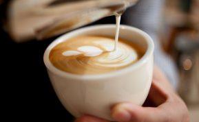 Sveikesni kavos priedai: 8 geriausi pasirinkimai