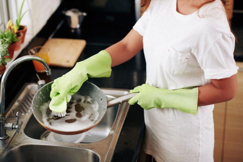 Triukas su skutimosi putomis keptuvei išplauti