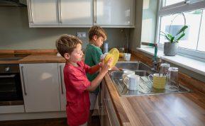 Vaikų įtraukimas į namų ruošą: nuo kada ir kokius darbus patikėti?