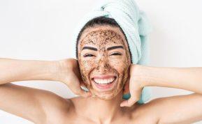 Veido kaukė su kava ir vazelinu: natūralus būdas