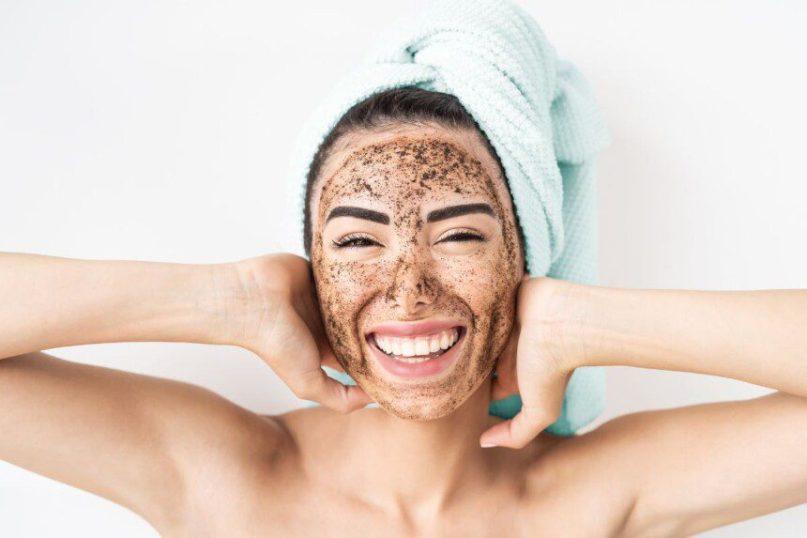 Veido kaukė su kava ir vazelinu: natūralus būdas