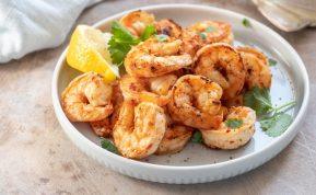 Viename puode paruošiamos česnakinės krevetės su špinatais