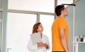 Vyrai tampa vis aukštesni už moteris: naujas tyrimas atskleidžia tendencijas