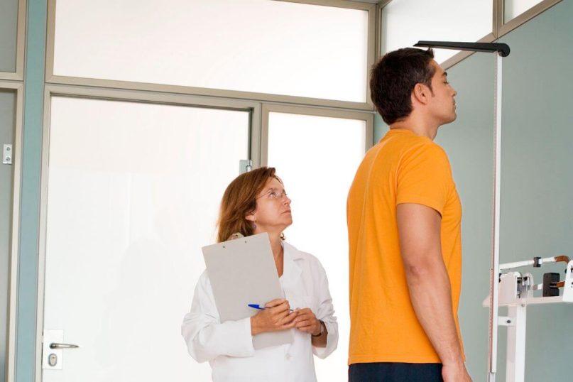 Vyrai tampa vis aukštesni už moteris: naujas tyrimas atskleidžia tendencijas