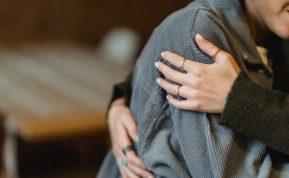 Vyrų emocinės paramos tinklai: kodėl jie mažėja su amžiumi?