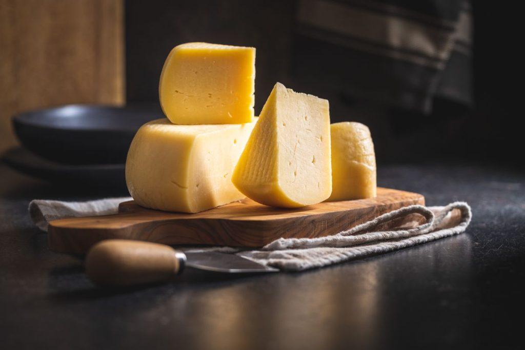 10 maisto produktų, kuriuos patariama valgyti pusryčiams. Kietasis sūris