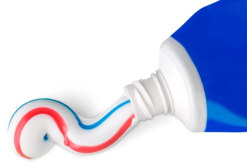 29 dantų pastos naudojimo būdai, apie kuriuos tikriausiai nežinojote