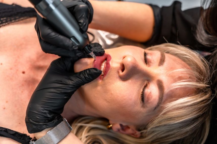 5 mitai apie permanentinį makiažą, kuriais vis dar tikite