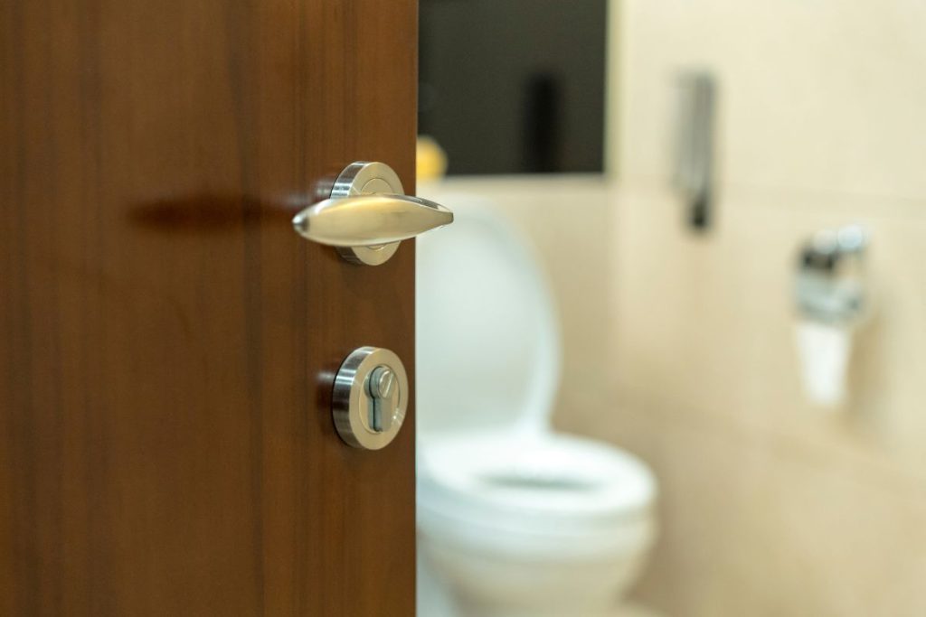 7 būdai, kaip atnaujinti vonios kambarį be remonto. Atnaujinite senas duris