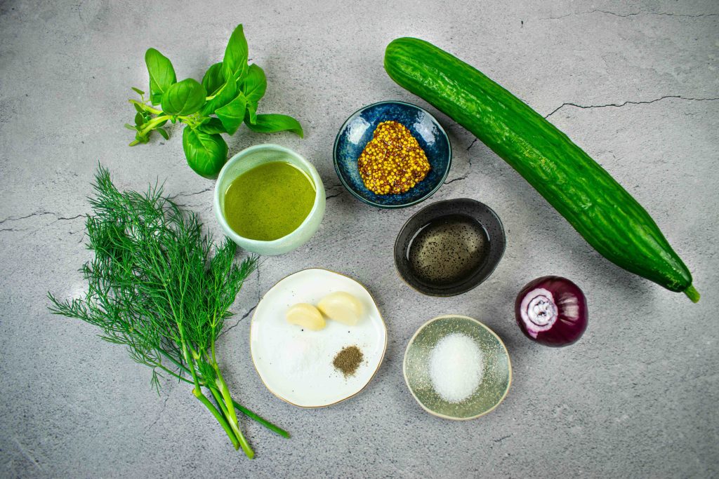 Agurkų ir raudonųjų svogūnų salotos. Ingredientai