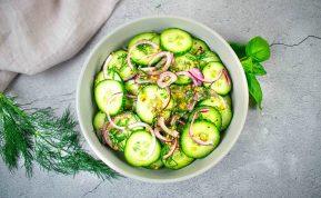 Agurkų ir raudonųjų svogūnų salotos