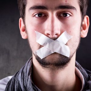„Aš su tavimi daugiau nekalbu“: ką daro manipuliavimas tyla