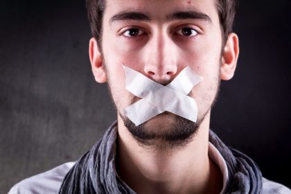„Aš su tavimi daugiau nekalbu“: ką daro manipuliavimas tyla