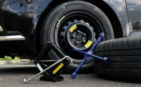 Atsarginis ratas automobilyje. Kiek galima važiuoti ir ką būtina žinoti?