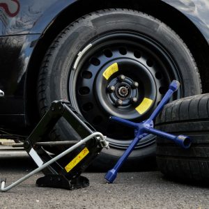 Atsarginis ratas automobilyje. Kiek galima važiuoti ir ką būtina žinoti?