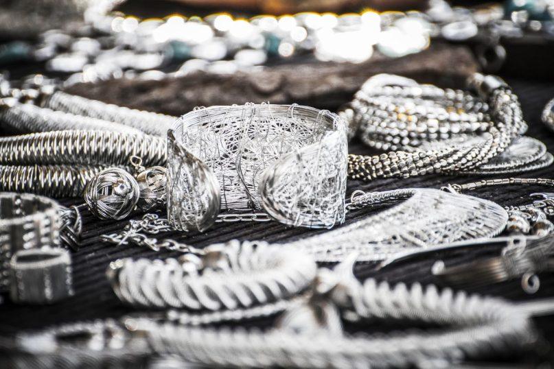 Atskleidė paprastą būda, kaip valyti sidabrinius papuošalus