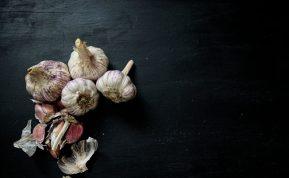 Česnakų sodinimas rudenį: jei sodinsite taip, derlius būs dvigubai gausesnis