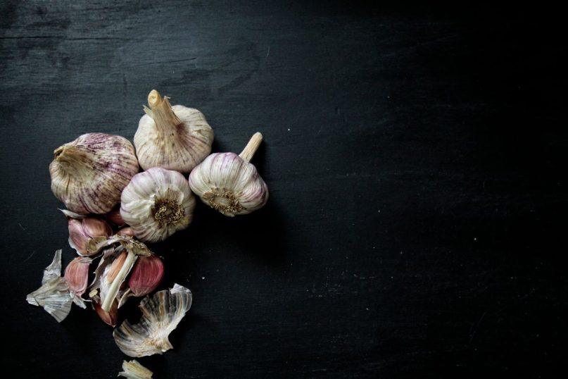 Česnakų sodinimas rudenį: jei sodinsite taip, derlius būs dvigubai gausesnis