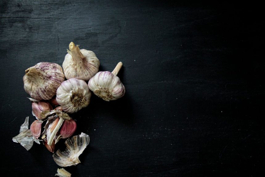 Česnakų sodinimas rudenį: jei sodinsite taip, derlius būs dvigubai gausesnis