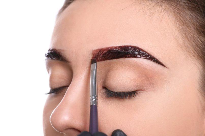 Gražūs antakiai namuose. Išmokite juos dažyti teisingai