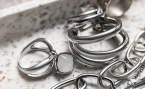 Įdėkite savo sidabrinius papuošalus į skutimosi putas ir pažiūrėkite, kas atsitiks!