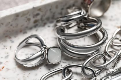 Įdėkite savo sidabrinius papuošalus į skutimosi putas ir pažiūrėkite, kas atsitiks!