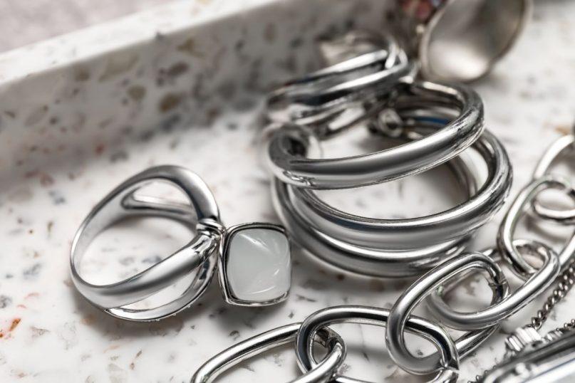 Įdėkite savo sidabrinius papuošalus į skutimosi putas ir pažiūrėkite, kas atsitiks!