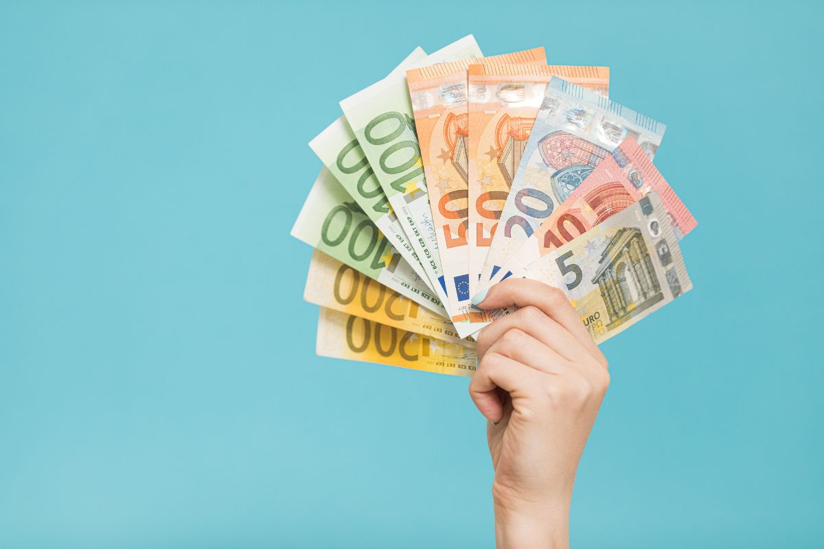 Išmintingos močiutės prietarai, kaip laikyti pinigus namuose
