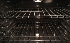 Ištepkite orkaitės groteles ir palaukite. Nešvarumai lengvai nusivalys