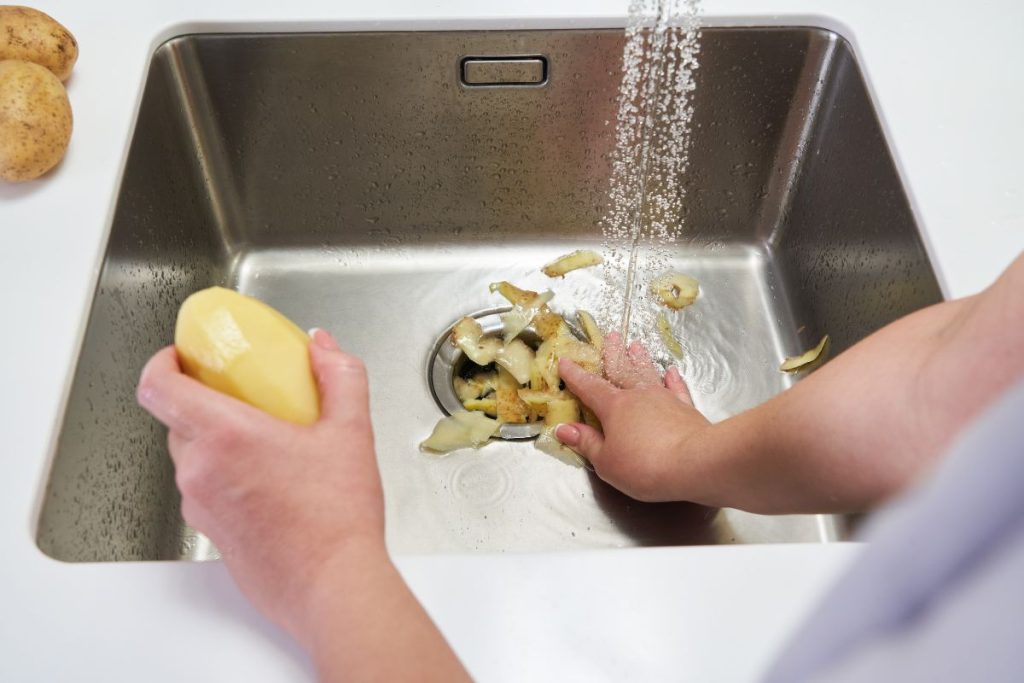 Ką daryti, jei virtuvės kriauklė skleidžia nemalonų kvapą? Įsirenkite maisto smulkintuvą