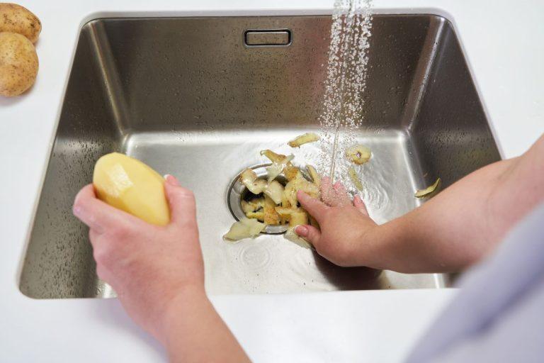 Ką daryti, jei virtuvės kriauklė skleidžia nemalonų kvapą? Įsirenkite maisto smulkintuvą