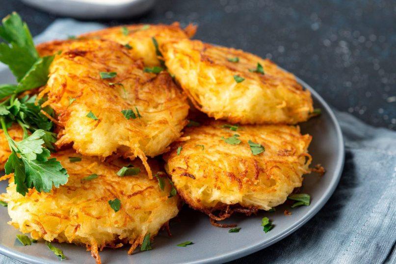 Ką daryti, kad bulviniams blynams skirtos bulvės nepatamsėtų?