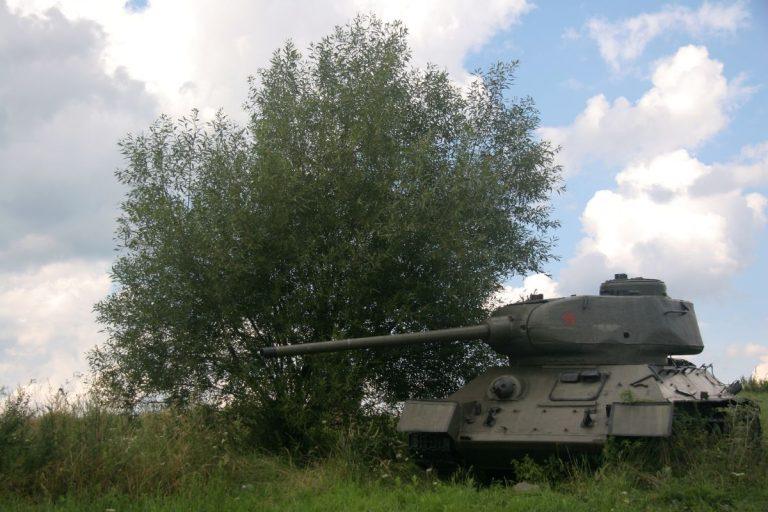 „Antikiniai“ tankai mūšio lauke: ką slepia masinis T-62 tankų siuntinys iš Rusijos?