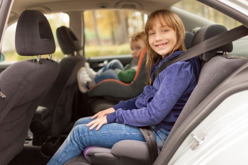 Kada vaikas gali keliauti automobiline paaukštinta kėdute?