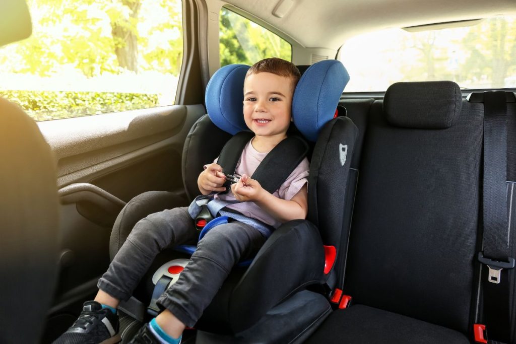 Kada vaikas gali keliauti automobiline paaukštinta kėdute? Kada galima pereiti?