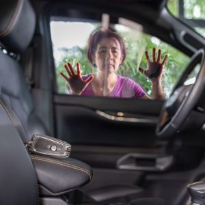 Kai automobilis užsirakina su rakteliais viduje: ką daryti ir ko vengti?