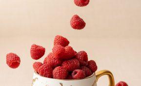 Kaip plauti avietes, kad jos nesusitrintų? Pasidalinsime vienu triuku