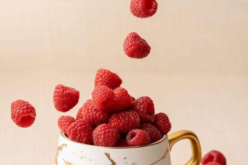 Kaip plauti avietes, kad jos nesusitrintų? Pasidalinsime vienu triuku