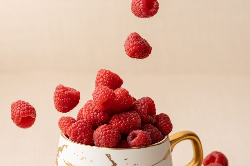 Kaip plauti avietes, kad jos nesusitrintų? Pasidalinsime vienu triuku