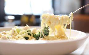 Kalakutiena ir brokoliai su makaronais