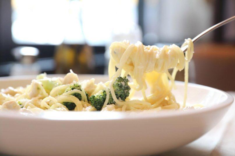 Kalakutiena ir brokoliai su makaronais