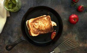 Keptas sumuštinis su pesto padažu ir pomidorais