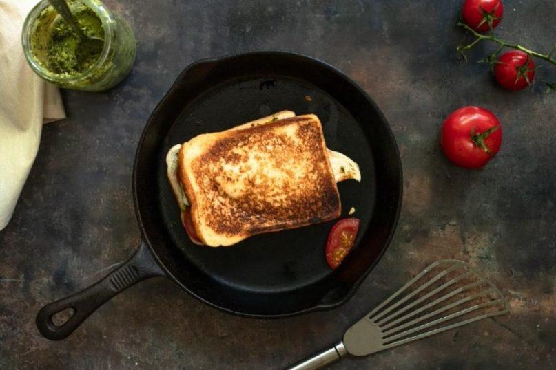 Keptas sumuštinis su pesto padažu ir pomidorais