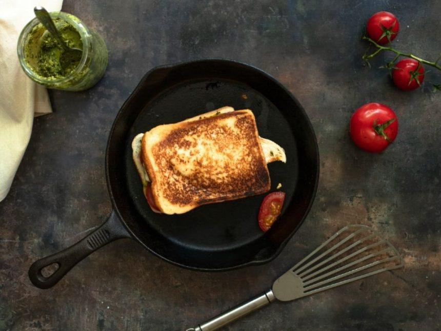 Keptas sumuštinis su pesto padažu ir pomidorais